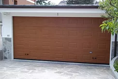 Гаражные ворота DoorHan из филенки под дерево